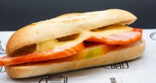 Ramoncito de lomo adobado horno con queso Monterey Jack y mayo trufa