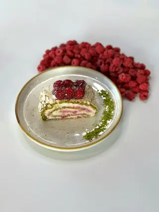 Фисташковый рулет с малиной