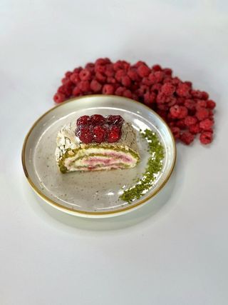 Фисташковый рулет с малиной