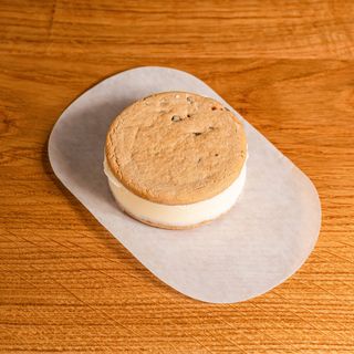 Biscotto gelato grande alla stracciatella con base alla crema