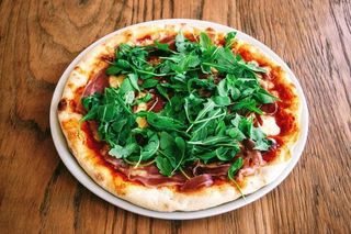 PIZZA RUCOLA Y JAMON DE PARMA