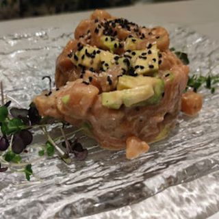 Tartar De Salmón Y Aguacate A La Mostaza 