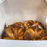 Croissant de mantequilla y mermelada 