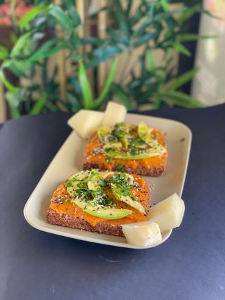 Torrada com Húmus de Pimentão, Abacate e Salsa