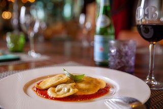 Ravioli rellenos de ricotta y espinacas con salsa de tomate