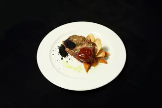 Ceafa de porc cu dovleac si humus de masline