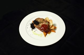 Ceafa de porc cu dovleac si humus de masline