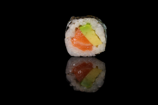 Maki De Salmón Con Aguacate (8 Pzs.)