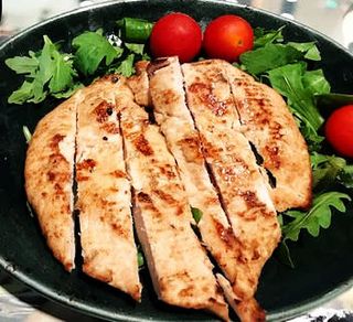 Tagliata di petto di pollo con rucola e pomodorini 