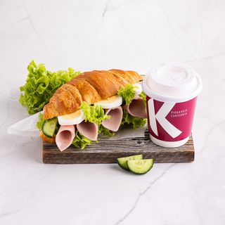 Kanapka Croissant i Kawa 