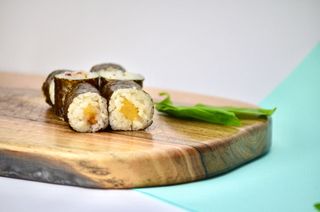 Макі з манго (120г)