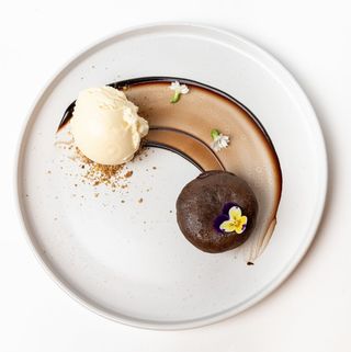 Шоколадний фондан з білим шоколадом та морозивом (150 г)