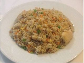 165. Пържен ориз с пилешко, грах, моркови и яйца (600г)