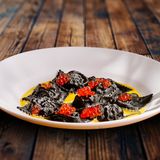 Raviolli cu somon sub sos olandez si caviar rosu