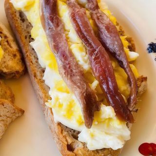 Tostada Queso Cabra  y Anchoa