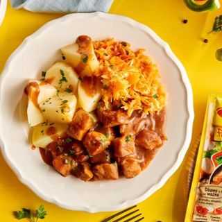 Gulasz wieprzowy,ziemniaki,surówka