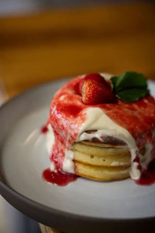 Панкейк под ягодным соусом