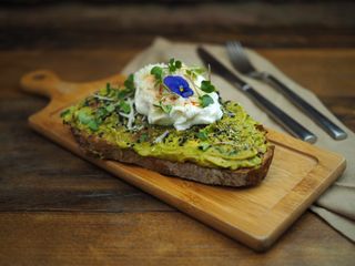 ტოსტი გუაკამოლეთი და პაშოტით / Toast with guacamole