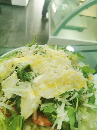 Insalata con scaglie di grana