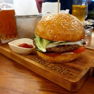 Бургер с говядиной и картофелем фри