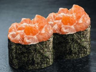 Суші спайс з лососем (100g)