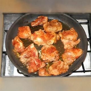 Pulpa dezosata de pui prajita in tigaie, cu adaos de condimente