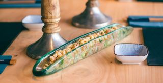 Tartar de salmón con mayonesa japonesa, aguacate y tempura