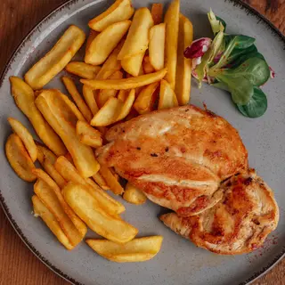 Piept de pui la gratar cu cartofi prajiti