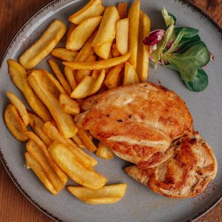 Piept de pui la gratar cu cartofi prajiti