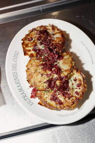 Alcachofas al Carbón con Crujiente de Jamón Ibérico