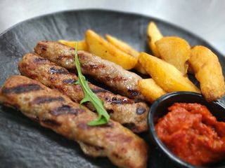 Кебапчета с пържени картофки