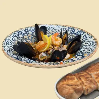Tigaie picantă cu fructe de mare și focaccia artizanală