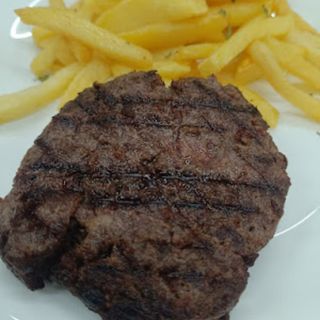 Hamburguesa amb patates / Hamburguesa con patatas 