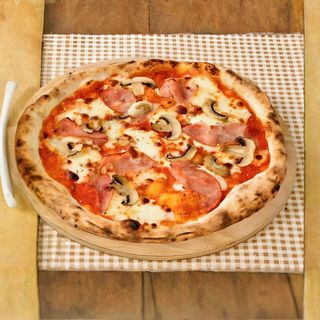 Пица Капричоза 480гр + 1бр. Coca-Cola Original Taste кен (330мл.)