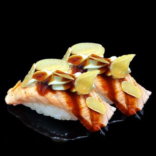 Nigiri scottato salmone mandorle 
