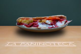 24 Coppa, caprino al vino bianco, carciofini, pomodori, sale e origano