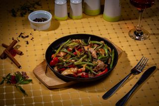 Tigaie incinsa de porc cu legume 