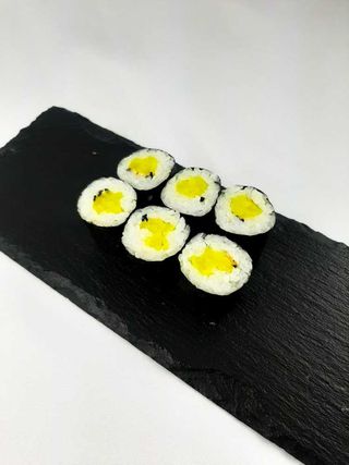 03.Hosomaki z oshinko i prażonym sezamem 6szt.