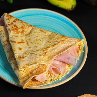 crepe de jamon serrano queso y pesto +bebida