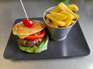 Burger wołowy frytkami