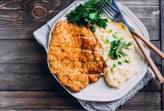 Відбивна куряча з гарніром, салат, борщ, або суп (120/180/70/350г)