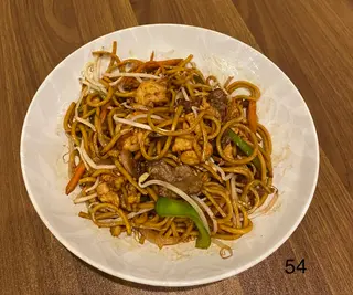 (54)Tallarines chino con tres delicias 