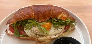 Croissant jaja sendvič