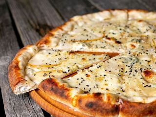Піца з грушею (500g)