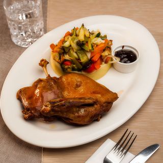 Pato Al Horno Con Puré De Patatas Y Verduras