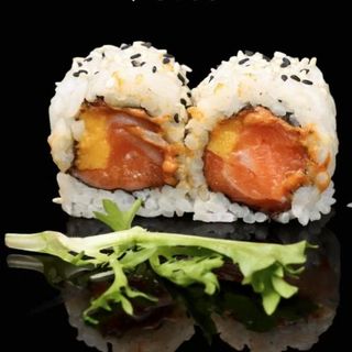 137-uramaki de salmon mango salsa cacahuete