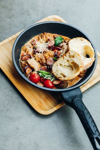 Сковорідка куряча з ковбасками та овочами у вершковому соусі 