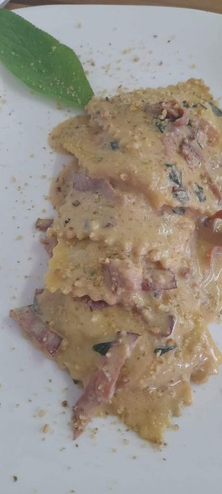 Ravioli, pesto di pinoli, noci e speck croccante