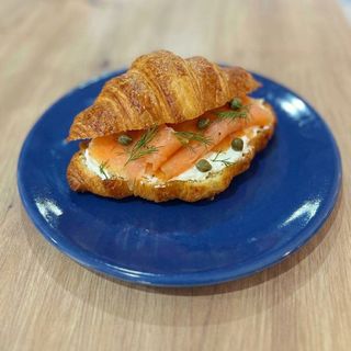 Croissant Con Salmón Y Queso Crema