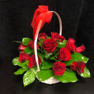 Coș cu 15 Trandafiri Roșii